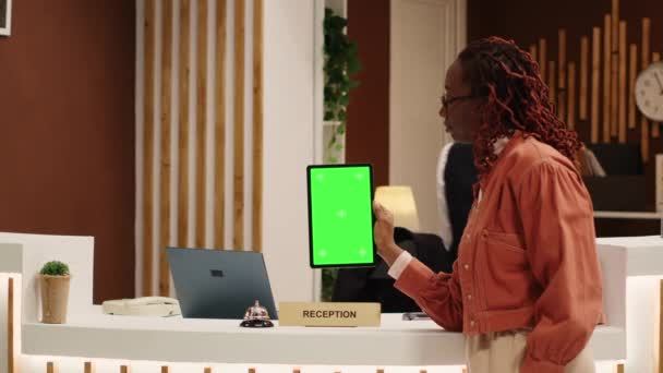 Vermoeide Toerist Met Chroma Key Green Screen Mock Tablet Bij — Stockvideo