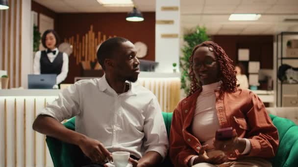 Yeni Evli Çift Balayı Gezisinde Akrabalarıyla Video Konferansında Videodaki Gülümseyen — Stok video