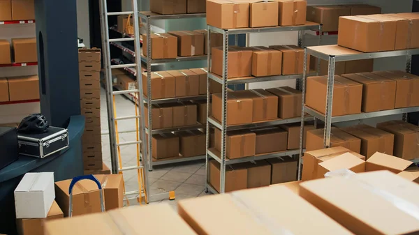 堆满原材料和架子的仓库 用来装纸板箱 准备装货物和产品的包装供运输 用于质量控制的空存储空间 小企业 — 图库照片