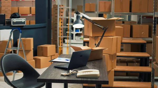 Depo Alanındaki Boş Masa Odası Karton Kutularla Dolu Ofis Laptop — Stok fotoğraf