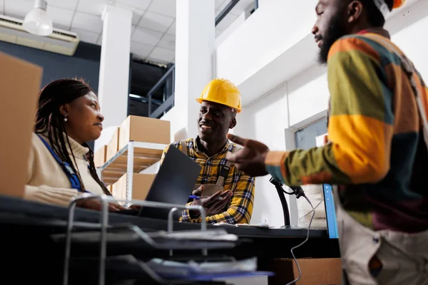 Pracovníci Skladu Vysvětlují Skladovací Systém Logistických Manažerů Hovoří Recepci Afričtí — Stock fotografie