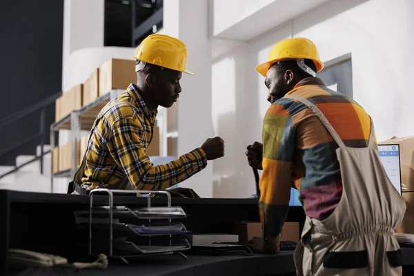 Afrikanska Amerikanska Postarbetare Bär Säkerhetshårda Hattar Som Ger Knytnäve Receptionen — Stockfoto