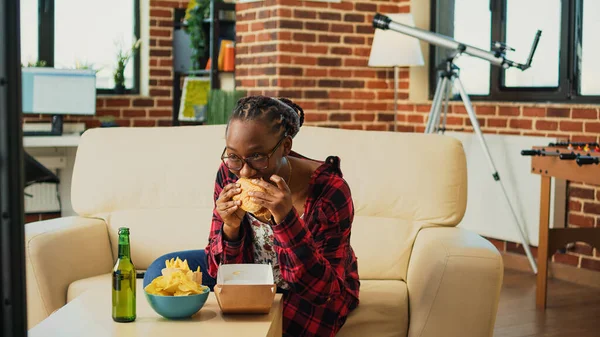 Fröhliche Person Die Hamburger Vom Fast Food Imbiss Isst Burger — Stockfoto