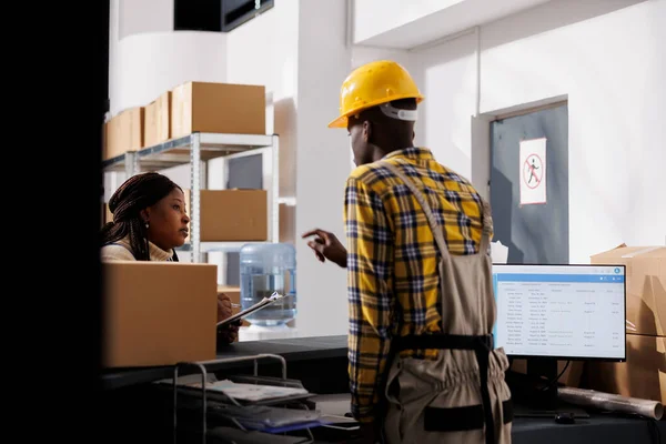 African American Woman Warehouse Supervisor Talking Manager Reception Desk Distribution — Stock Photo, Image
