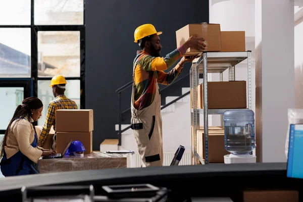 African American Warehouse Managers Team Picking Buyer Order Choosing Cardboard — Stock Photo, Image