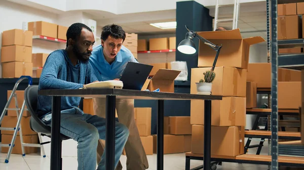 Team Entrepreneurs Putting Goods Cardboard Boxes Preparing Packages Shipping Delivery — Stock Photo, Image