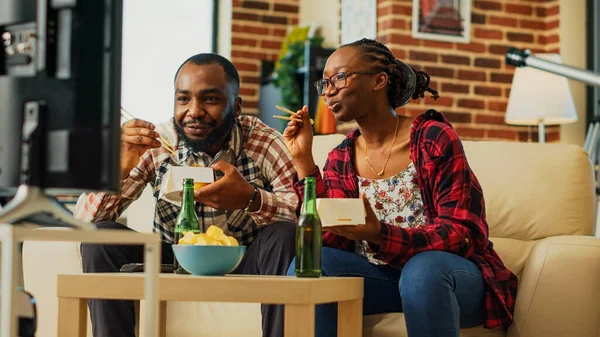 Young Couple Eating Noodles Together Living Room Binge Watching Comedy — Stock Photo, Image