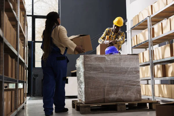 Csomagkezelő Csomagokat Hoz Raktár Dolgozójának Afrikai Amerikai Raktár Alkalmazottai Lezárják — Stock Fotó