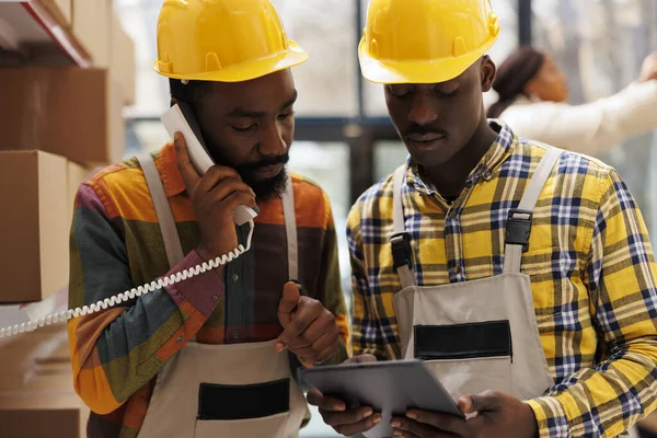 아프리카 미국인 직원들 전화로 관리사 일정을 조정하고 있습니다 수리공 전화로 — 스톡 사진