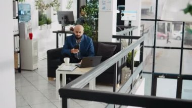 Başlangıç çalışanı sunum üzerinde çalışır, akıllı telefonu kullanarak birlikte çalışma alanındaki istatistikleri analiz eder. Girişimci çalışma istasyonundaki verileri gözden geçirir, açık kat planında proje planlar.