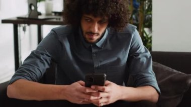 Çalışan proje verilerini inceliyor ve iş yerindeki masada akıllı telefon üzerinde çalışıyor. Girişimcilik. Uzman analistler ortak çalışma alanı, tek boynuzlu at işi hakkında rapor veriyor. El kamerasıyla..