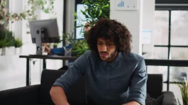 Ajans çalışanı dizüstü bilgisayardaki istatistik sonuçlarını inceliyor, küçük işletme alanlarında çalışıyor. Profesyonel ofis çalışanı, beyin fırtınası araştırma projesi, danışman müşteri bekliyor..