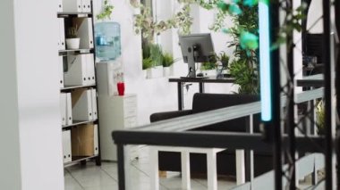 Ofis çalışma alanları ve bilgisayarlarla boş bir başlangıç çalışma alanı şirket departmanında profesyonel iş alanı. Geniş bir kurum iç mimari, modern yönetici ortamı.