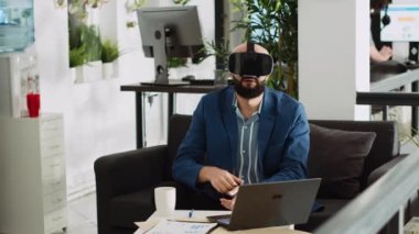 Yapay zeka geliştirici, küçük işletme geliştirme ve ortak çalışma alanı için yeni 3D betik yaratmak için VR gözlüklerle çalışıyor. Sanal gerçeklik kulaklığı kullanan bir iş adamı, yapay zeka. Üçayak atışı.