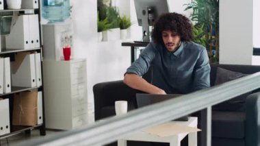 Profesyonel analist video çağrı konferansındaki proje verilerini, yönetim kuruluyla toplantıyı ve sunumu açıklıyor. Genç çalışan, internet üzerinden müdürle konuşuyor..