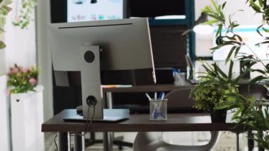 Boş şirket ofis malzemeleri, küçük iş istasyonları ve modern şehir dekorasyonlarıyla açık kat planı. Teşkilat departmanında çalışmak için kullanılan ortak çalışma alanı, iç yapı.