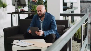 Ticari ekip tablet raporlarını inceliyor, başlangıç için karı artırmak için işbirliği üzerinde çalışıyor. Ofis çalışanları toplantı odasında takım çalışması yapıyor, geliştirme projesi planlıyorlar..