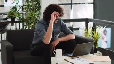 İşçiler proje geliştirmeyi düşünüyor, karı artırmak için yeni bir strateji planlıyorlar. Düşünceli girişimciler yazılım sorununu çözüyor, beyin fırtınası fikirleri yeniden gözden geçiriyor..