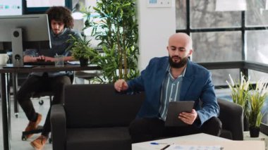 Girişim ekibi yeni vizyonu tartışıyor, yeni yatırım projesi araştırmalarına yardımcı olmak için yıllık veri raporlarını kontrol ediyor. İş ortakları resmi istatistikleri, ortak çalışma alanını inceliyor. Üçayak atışı.