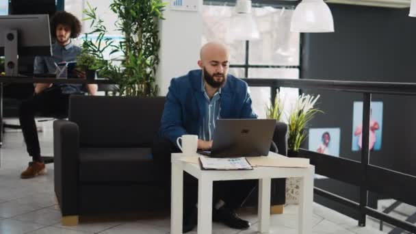 Startup Mitarbeiter Benutzt Laptop Offenen Raum Projektdaten Auf Dokumenten Arbeitsplatz — Stockvideo