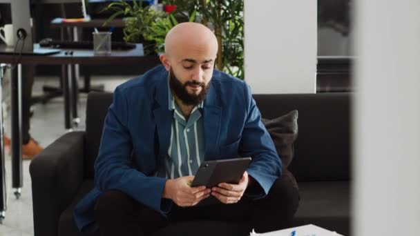 Büroangestellte Liest Jahresberichte Auf Dem Tablet Und Sucht Nach Analyseinformationen — Stockvideo