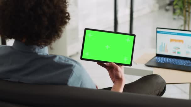 创业者在平板电脑上使用绿色屏幕 在商务办公室工作 对产品进行分析和独立展示 启动员工检查Chromakey复制空间以解决任务 — 图库视频影像