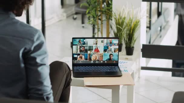 Empregado Usando Conexão Videocall Para Reunir Com Colegas Discutir Sobre — Vídeo de Stock