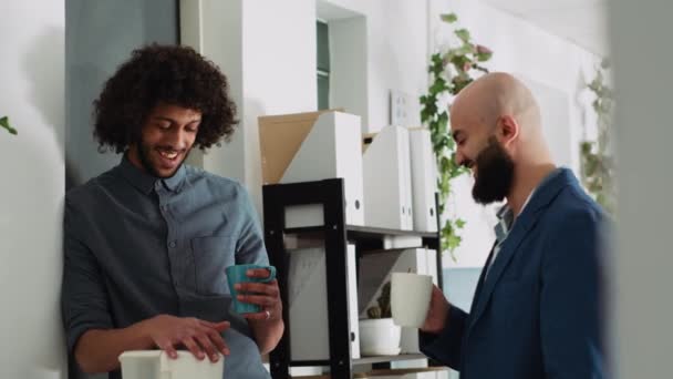 Colegas Brincando Coffee Break Conversando Rindo Funcionários Empresa Relaxando Escritório — Vídeo de Stock