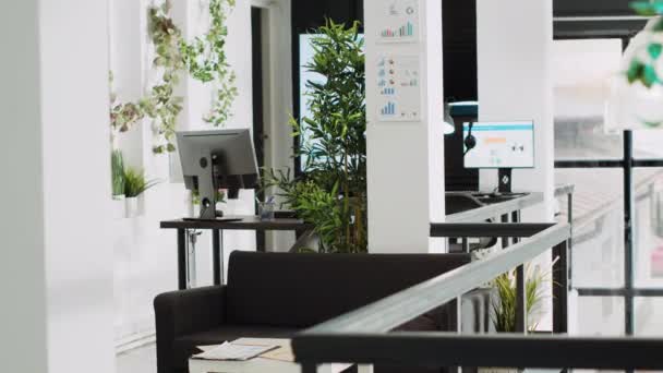 Leeres Kleines Geschäftsbüro Mit Startup Arbeitsplätzen Und Modernen Möbeln Professioneller — Stockvideo