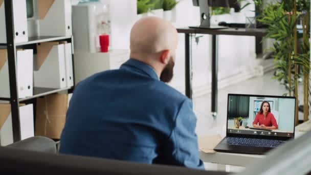 Adamı Internet Telekonferansında Müdürle Buluşuyor Yerinde Video Görüşmelerine Katılıyor Girişimci — Stok video