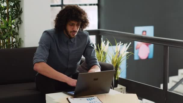 Startup Zaměstnanec Analyzuje Statistiky Notebooku Pracuje Malém Business Coworking Prostoru — Stock video