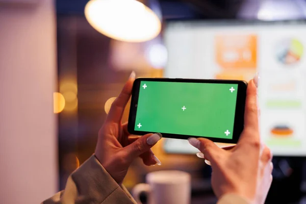 Girişimci Elinde Yeşil Ekran Krom Tuşlu Akıllı Telefonu Tutuyor Gece — Stok fotoğraf
