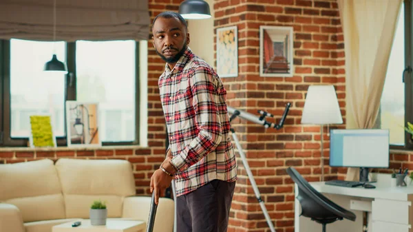 African American Adult Doing Spring Cleaning Session Home Using Vacuum — Stock Photo, Image