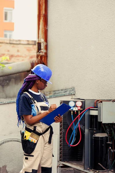 Knowleadgeable Engineer Commissioned Leaks Checking Making Sure All Hvac System — Stock Photo, Image