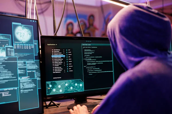 Hacker Capó Ejecutando Malware Ilegal Pantalla Del Ordenador Con Múltiples —  Fotos de Stock