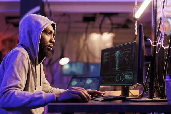 Hacker Capuz Violando Sistema Segurança Cibernética Empresa Computador Jovem Afro — Fotografia de Stock