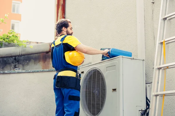 Gekwalificeerde Technicus Gecontracteerd Outdoor Airconditioner Start Job Shift Repareren Vakkundig — Stockfoto