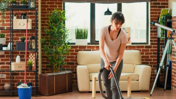 Housewife Using Vacuum Cleaner Tidy Living Room Cleaning Dust Debris — Stock Photo, Image