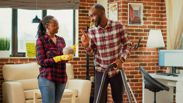 Life Partners Doing Spring Cleaning Together Living Room Focused People — Stock Photo, Image