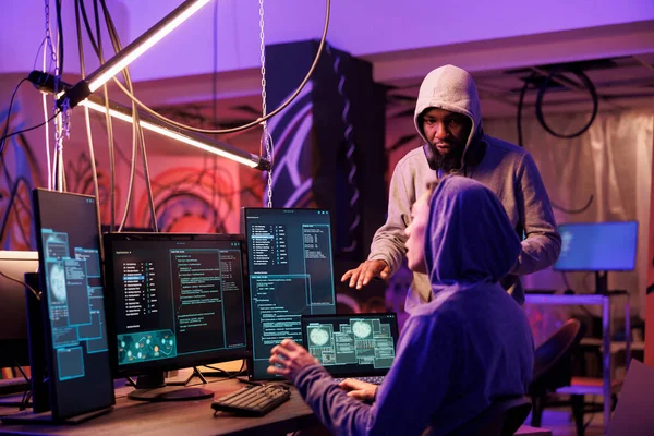 Hackers Trabalhando Juntos Codificação Ransomware Várias Telas Computador Equipe Ladrões — Fotografia de Stock