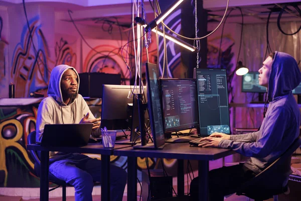 Internetowi Przestępcy Planujący Cyberatak Złośliwe Oprogramowanie Azjaci Afrykańscy Hakerzy Mówią — Zdjęcie stockowe