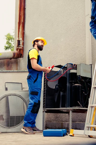 Akribische Arbeiter Diverse Team Bei Der Routinemäßigen Revision Von Klimaanlagen — Stockfoto