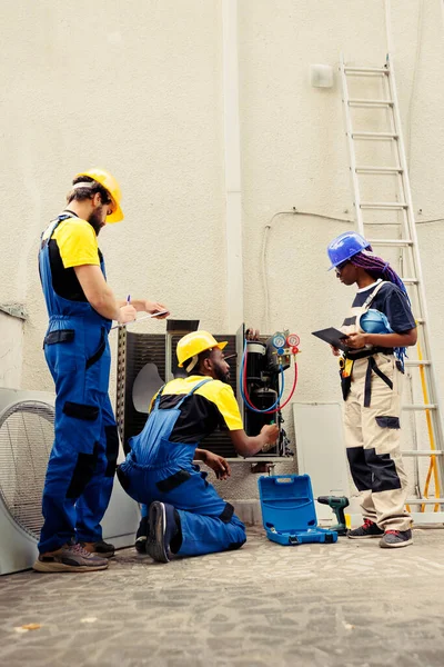 Diverse Team Seasoned Wiremen Mending Condenser Unit Electrical Problems Caused — Stock Photo, Image