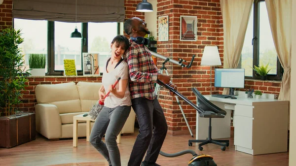 Cheerful People Singing Cleaning Apartment Floors Using Vacuum Cleaner Living — Fotografia de Stock