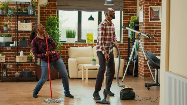 Afrika Kökenli Amerikalı Partnerler Müzik Dinliyor Oturma Odasında Yerleri Yıkıyor — Stok fotoğraf