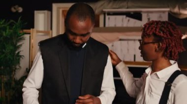 Tecrübeli tasarımcıdan özel dikim takım elbise yapmaya çalışan daha iyi bir müşteri. Ölçülerden emin olmak için. Kıdemli terzi ve kadın atölyede özel spor ceket üretiyor..