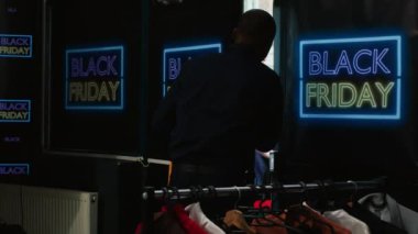 Çeşitli insanlar Kara Cuma 'da mağazaya girmek istiyor. Açılış saatlerinden önce moda butiğinin içine girmeye çalışıyorlar. Endişeli çılgın kalabalık girişte güvenlik görevlisiyle kavga ediyor ve tartışıyor..