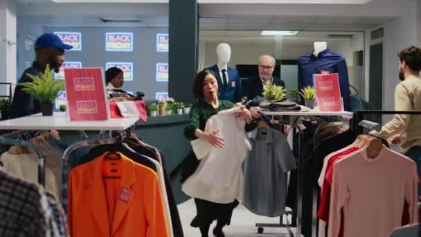 Божевільні Покупці Шукають Знижку Магазині Одягу Дивлячись Червоні Цінники Під — стокове відео