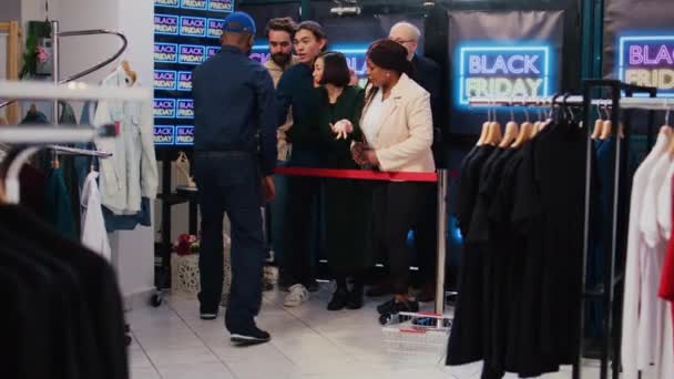 Агент Безпеки Відкриває Магазин Клієнтів Під Час Чорної Ятниці Божевільні — стокове відео