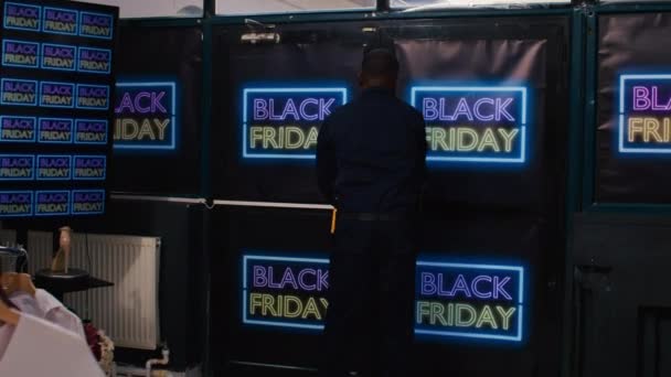 在黑色星期五开服装店之前 警卫要对人们进行检查 在购物中心门口 疯狂而多样的购物者站在繁文缛节的后面进行销售 — 图库视频影像
